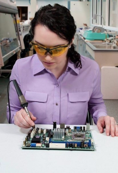 Amikor a PR/HR csoport csinálja a képet a gyárról