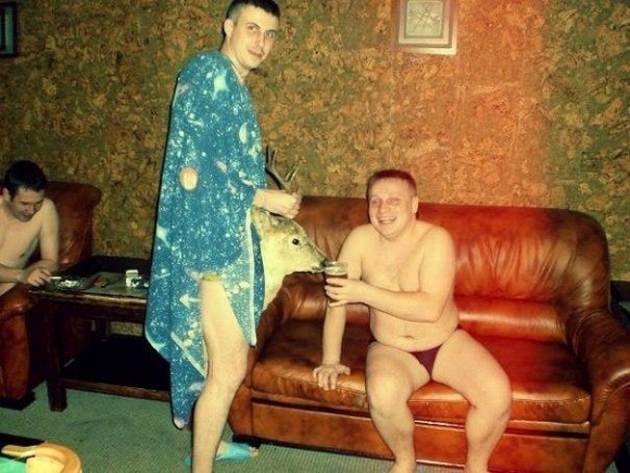 Egy orosz házibulin járunk