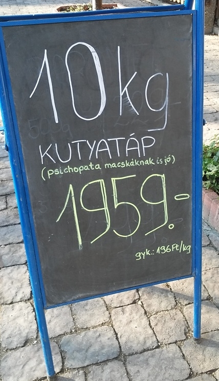 Egy velencei kisboltban járunk