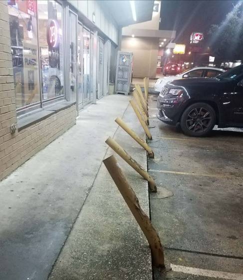 Eközben az italbolt előtt