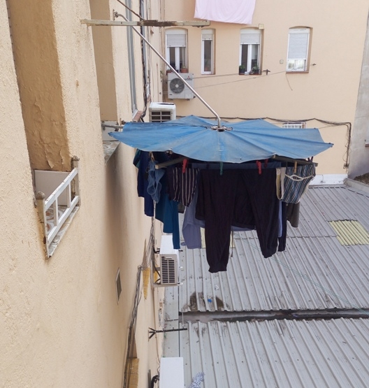 Esernyős szárító Madridból