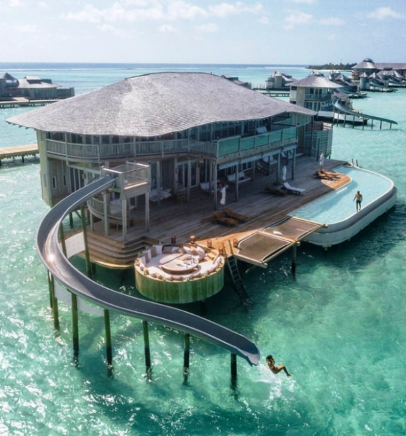 Eközben a Maldív-szigeteken