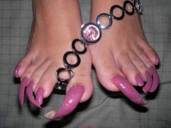 Ő vajon, hogy vesz fel egy cipőt