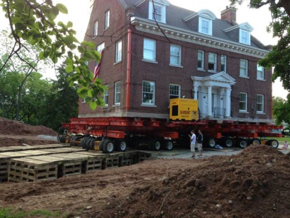 Költözik a család