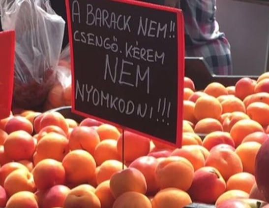 Eközben egy pécsi piacon