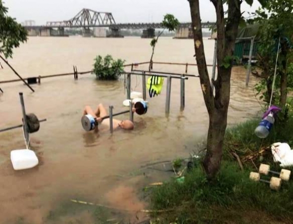 Árvíz idején is megy a gyúrás