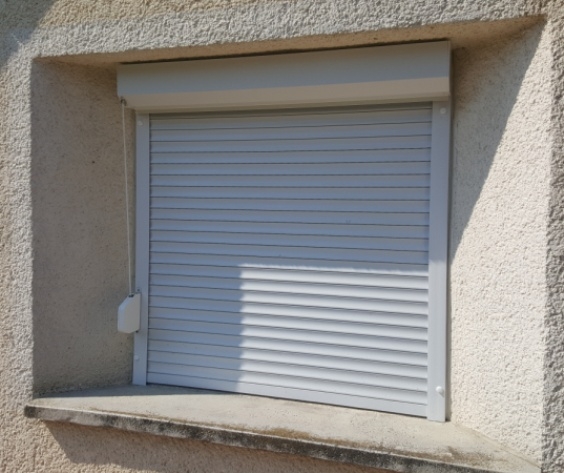 Mekk Mesterék tegnap egy redőnyt szereltek fel