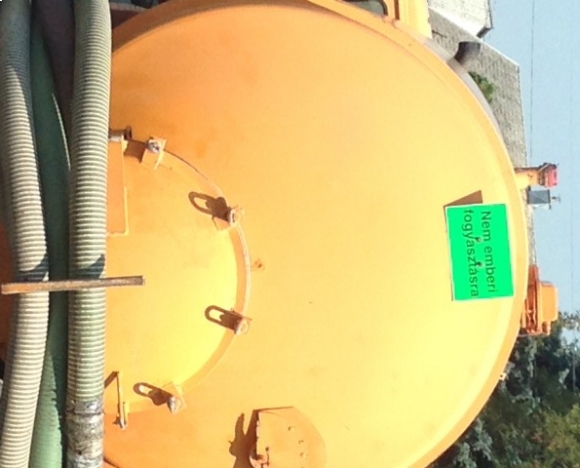 Eközben egy dorogi szippantóskocsin