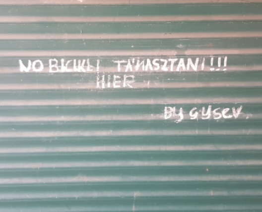 Belekeveredett a nyelvekbe...