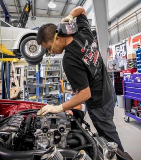 Ha esetleg innen kirúgják, szerintem egy éjszakai bárba simán felveszik