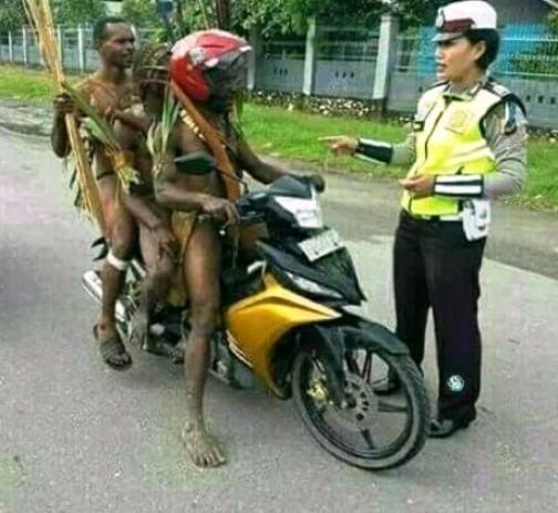 Hárman ülnek a motoron, nem szégyenlik magukat?!