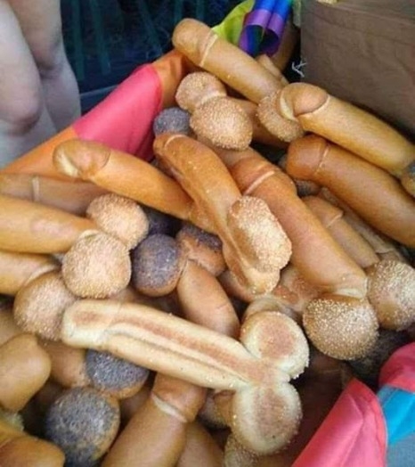 Eközben a sarki pékségben