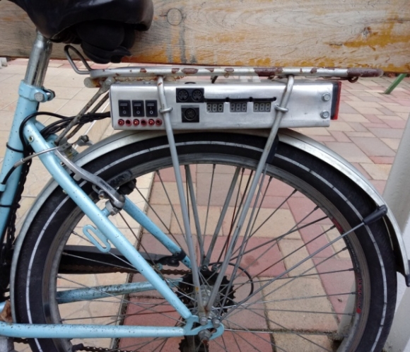 Digitális kijelzők, csatlakozók tömkelege, tökéletes rögzítés