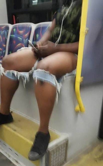 Még mindig divat a szakadt farmer...