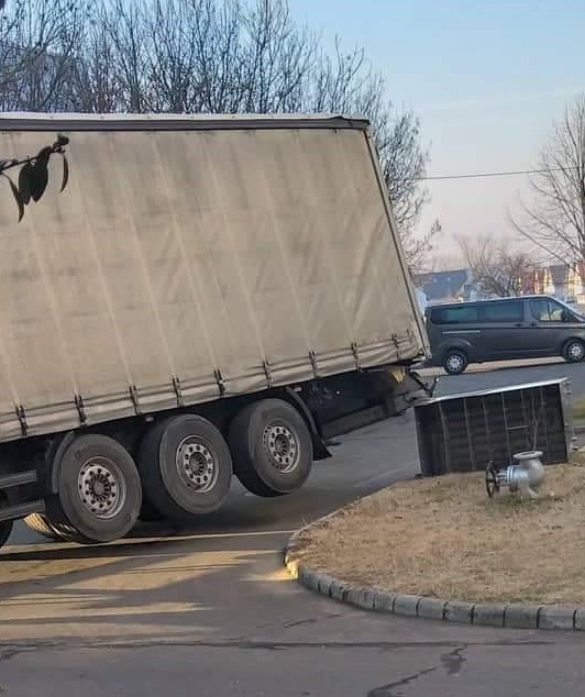 Báttya! Fogadjunk, hogy nem tudod 3 kerékre kapni a pótot!