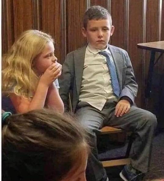 Szegény kiskölyök, még csak 10 éves lehet,