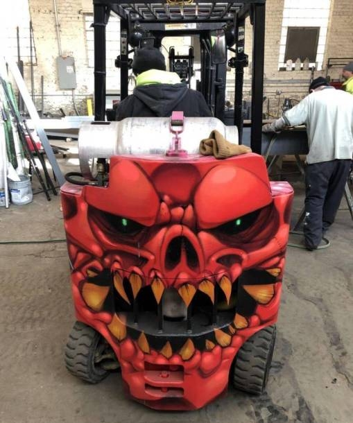 Bizarr targonca fényezés