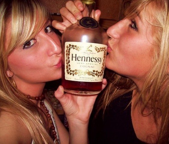 Konyakoznak a lányok