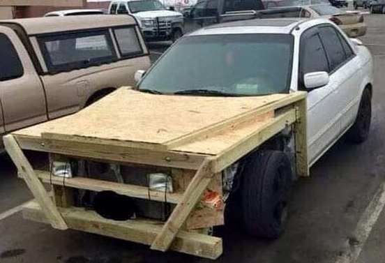 Amikor karosszéria lakatos kéne, de csak asztalos ismerősöd van...