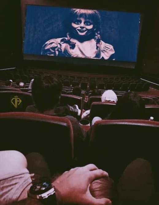 A csajnak is izgalmas volt az esti mozi