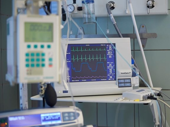 Villanyszerelő elkiáltja magát az intenzív osztályon...