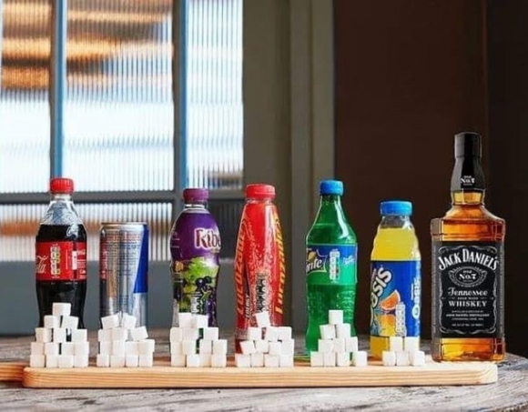 Ezen a képen látható, hogy mennyi cukrot tartalmaznak a közkedvelt italaink...