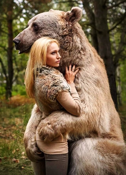 Mert a macinak is szüksége van ölelésre