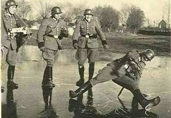 Amikor nagyban zajlik a világháború, de...