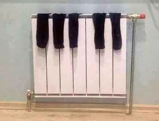 Amikor a zongorista zoknit szárít