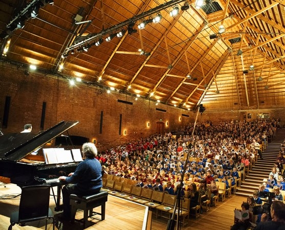 Hogyan ismerkedjünk hangversenyen?