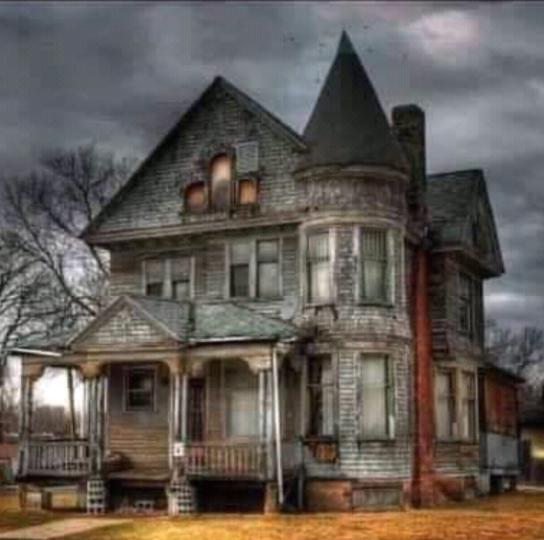 A szomszédok azt mondják, hogy ez egy kisértetjárta ház...