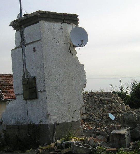 Amikor bontod a házat, de este még néznéd az Exatlont...