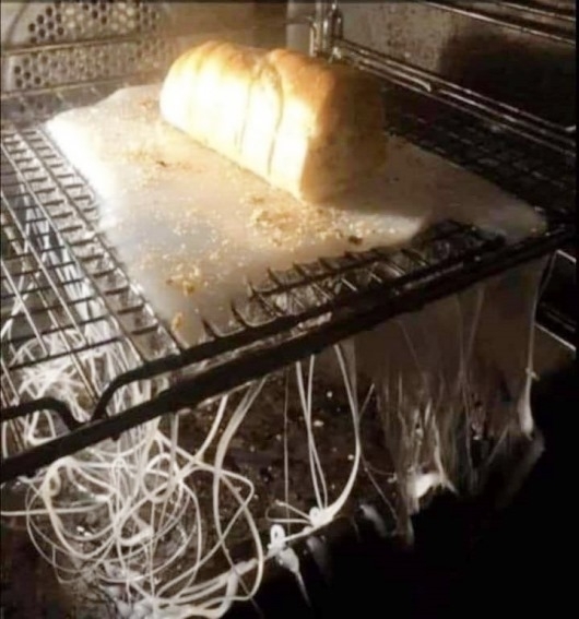 Amikor szórakozott vagy és a tepsi helyett a vágódeszkát tolod be a sütőbe