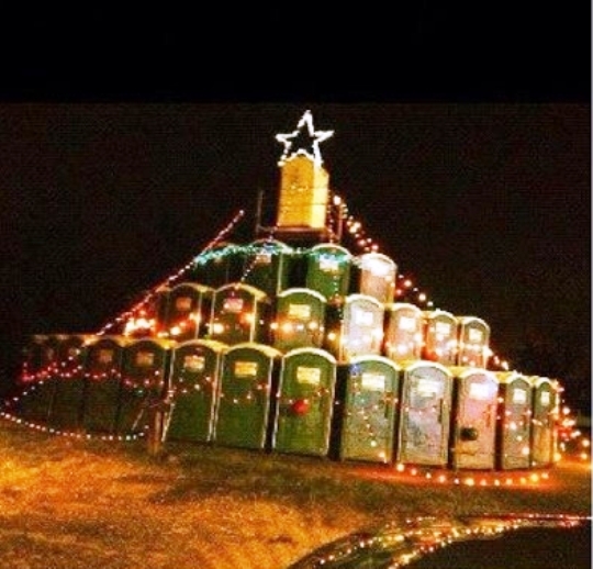 Karácsonyfa Toi-Toi budiból