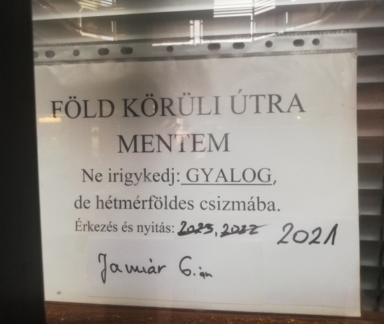 Esztergomban egy órás bolt ajtaján