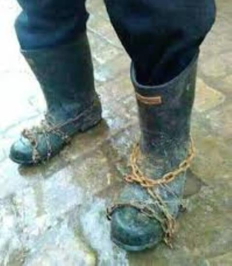 Csúszósak az utak, feltette a hóláncokat