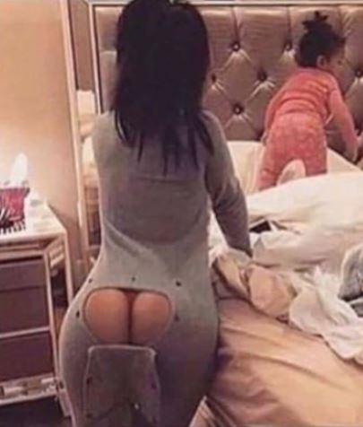 Anyu már felkészült egy kiadós dugásra, de a kis sz@ros még mindig nem képes elaludni!