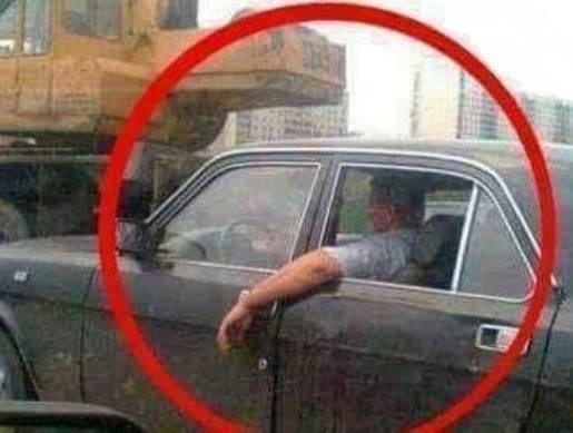 Amikor ledudálnád, mert bevágott eléd, de mellé érve meglátod ezt!