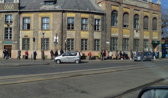 Drágám! Csak gyorsan feladok egy levelet, és ott vagyok!