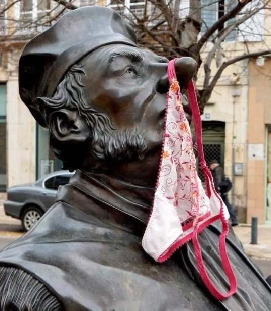 Valahol van itt egy döglött hal!