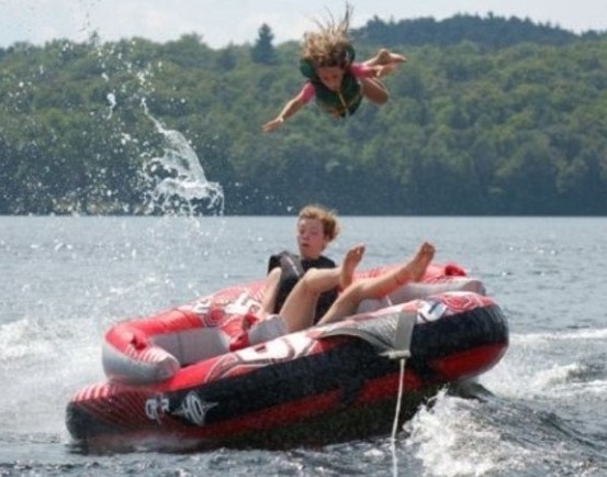 Gyertek, húzlak benneteket motorcsónakkal