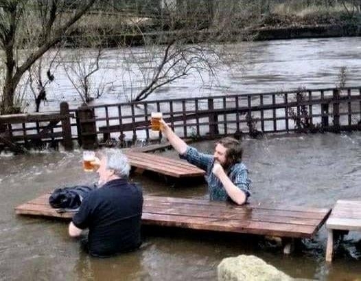 Májusi sörözés a teraszon