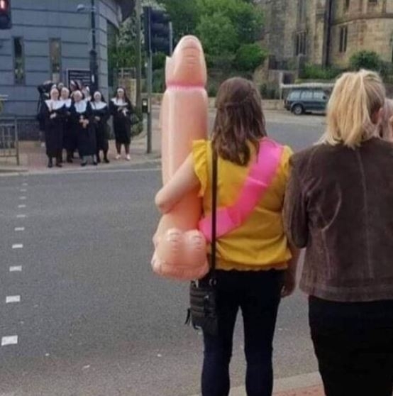 Megnéztem volna közelről az apácák arcát