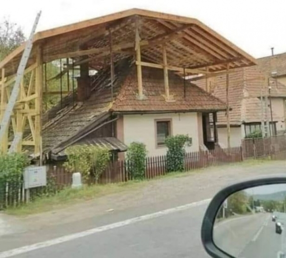 Az ács most ért rá, a kőműves meg majd jön