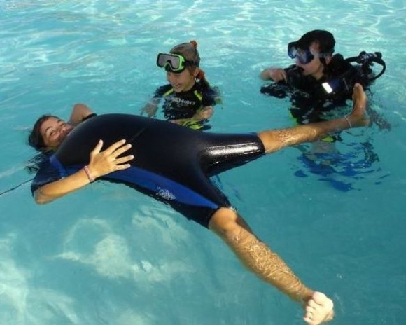 Ez történik, ha egy búvárruhában fingasz 🙂