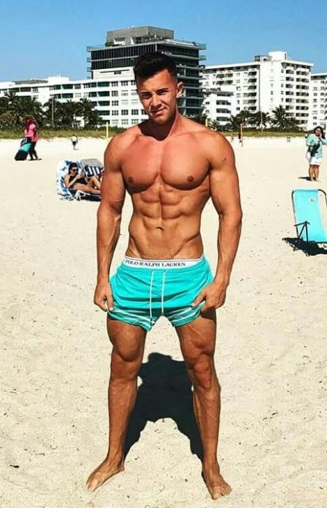 Ma ő pózol a hölgyeknek