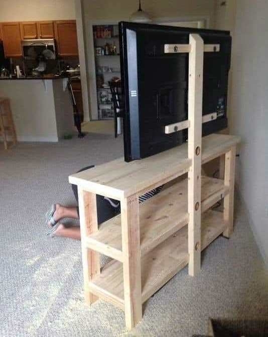 Amikor a bútorasztalos vesz egy új TV-t 