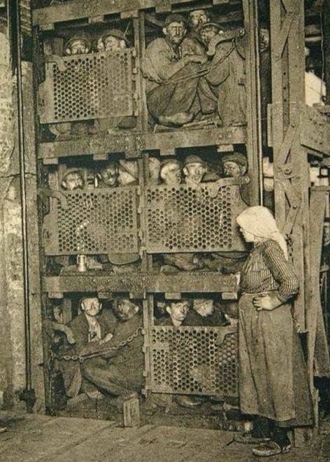 A fiúk a bányában dolgoznak