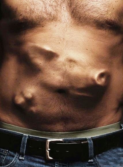 Amikor egy kiadós ebéd után, felhúzod a pólód