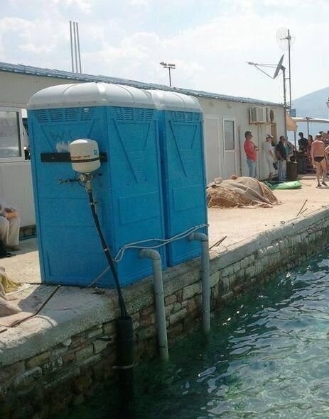 Csak reménykedni merünk, hogy ott belül egy víztisztító üzemel